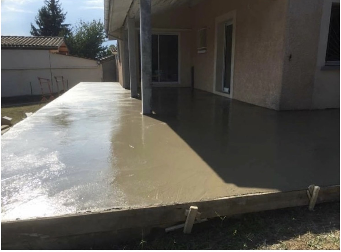 Dalle béton devant une maison
